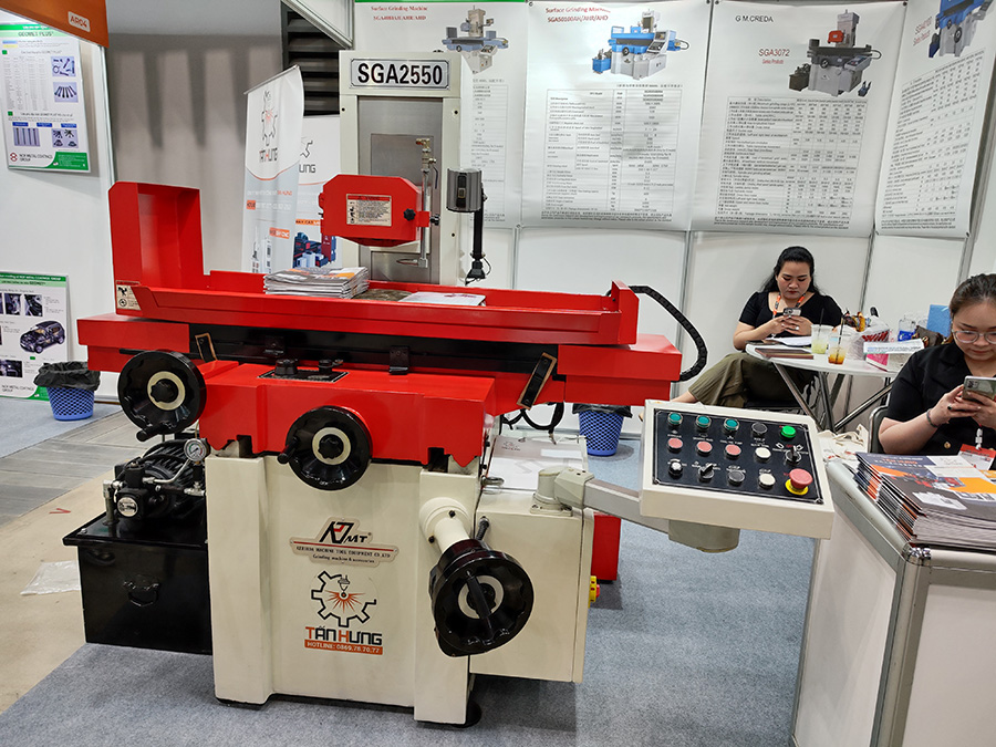 1761015935930074.jpg 8.江蘇鹽城企業展出的平面磨床.jpg